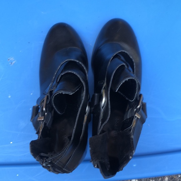 Cut out heel booties - Picture 2 of 3